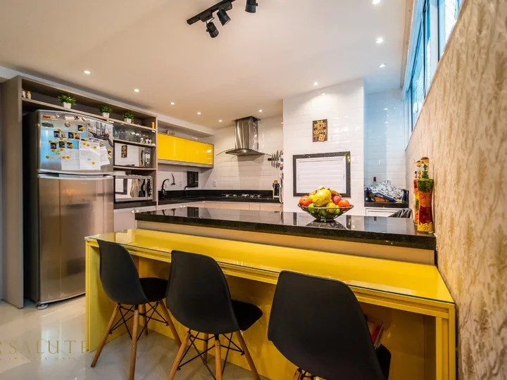 Apartamento 4 dormitórios mobiliado na quadra mar