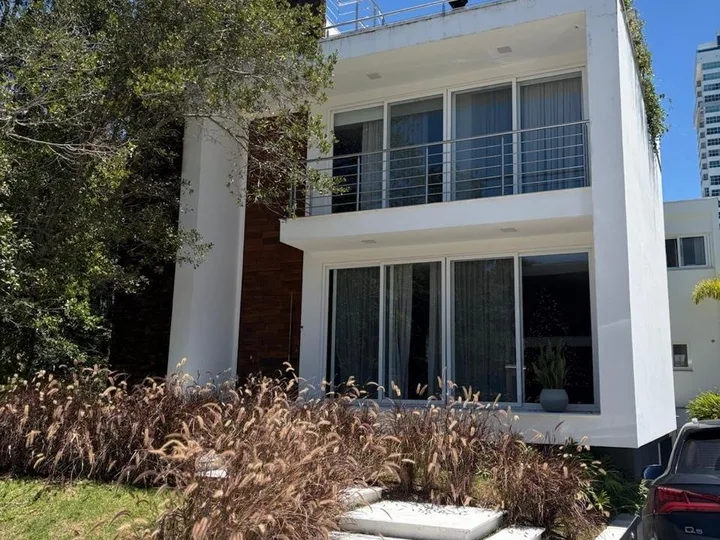 Casa à venda com 5 suítes na Praia Brava