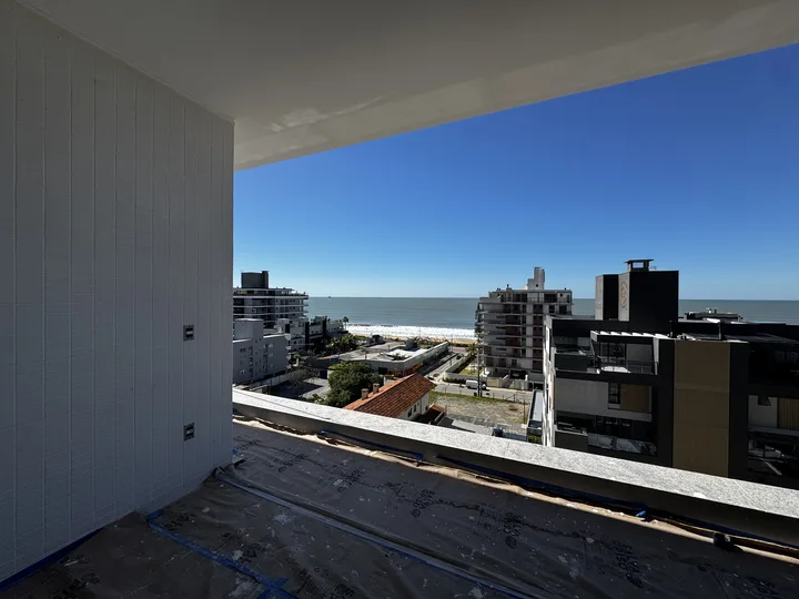 Apartamento à Venda com 4 suítes na Praia Brava.