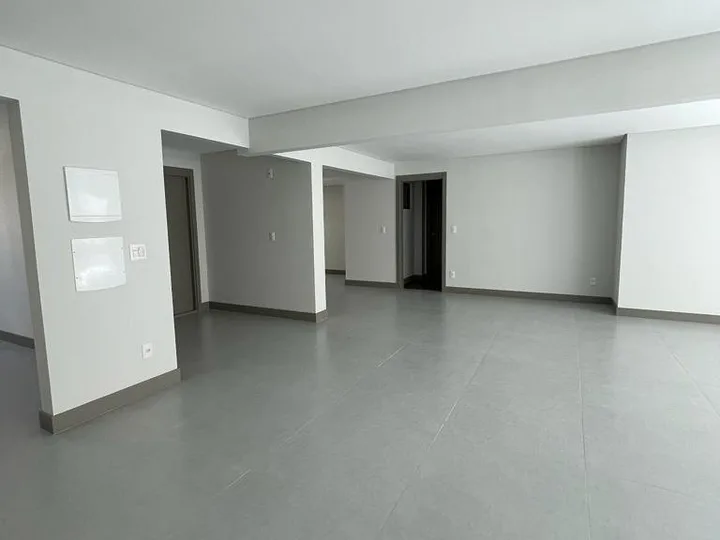 Cobertura à venda com 4 suítes na Barra Sul