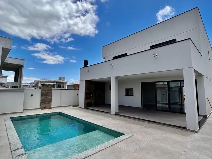 Casa em condomínio com 4 quartos