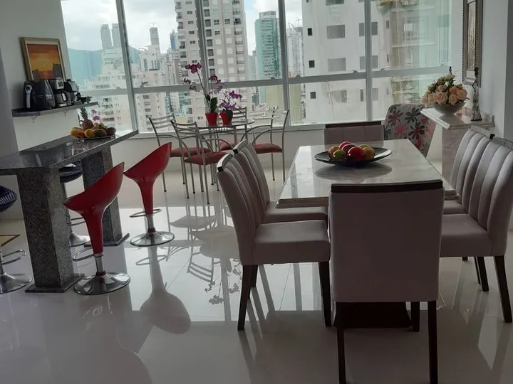 Apartamento a 300 metros do mar com 4 suítes