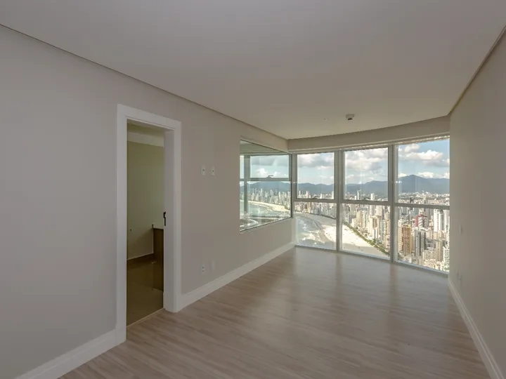 Apartamento 3 suítes frente mar.