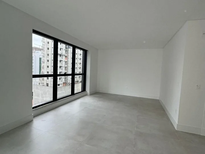 Apartamento à venda com 3 suítes na Meia Praia
