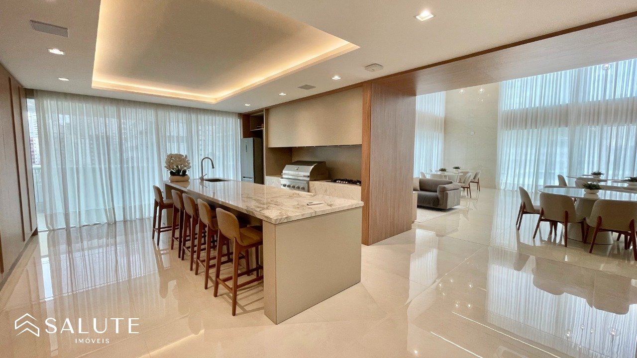 Apartamento á venda com 4 dormitórios no Centro.