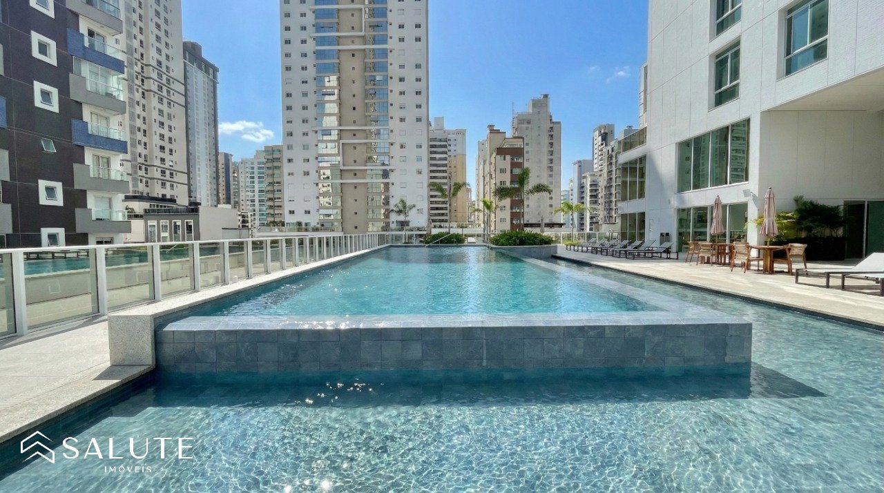 Apartamento á venda com 4 dormitórios no Centro.