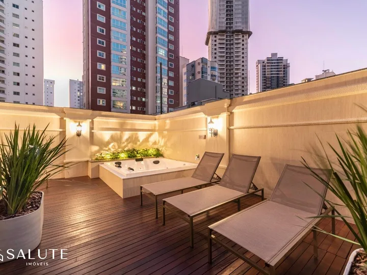 Apartamento á venda com 3 Suítes no Centro.