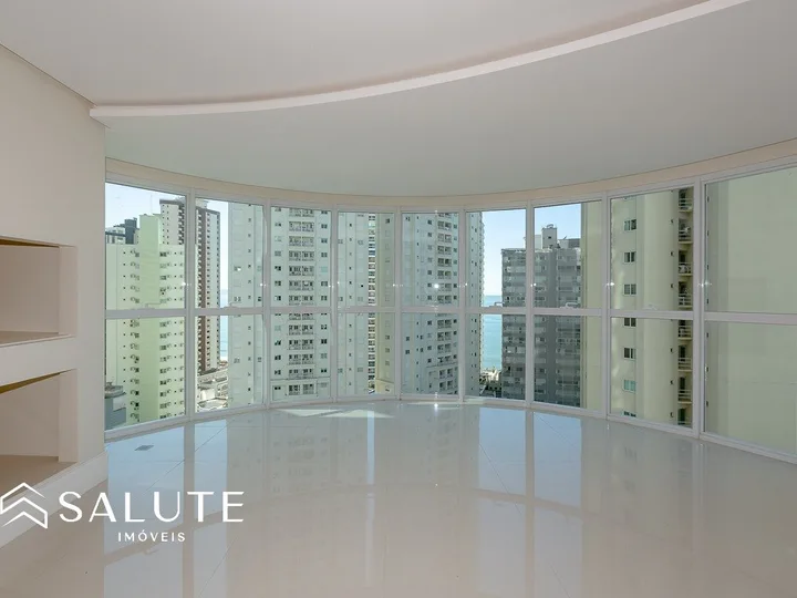 Apartamento central com 3 suítes e 3 vagas