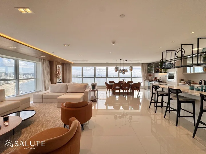 Apartamento à venda com 4 suítes na Barra Sul