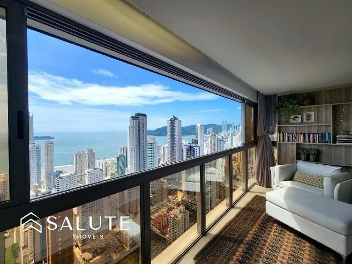 Apartamento duplex à venda com 4 suítes e 3 vagas.