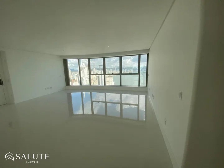 Apartamento à venda com 4 suítes na Barra Sul