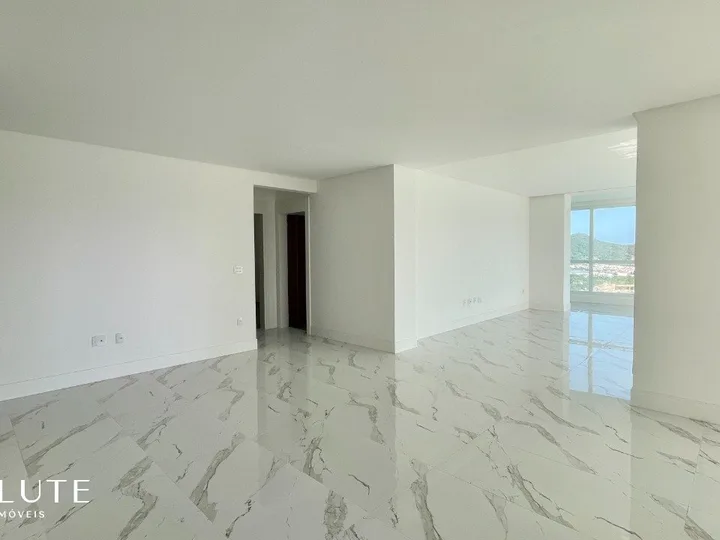 Apartamento á venda com 3 suítes na Barra Sul