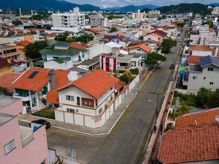 Casa com 4 dormitórios no centro de Balneário