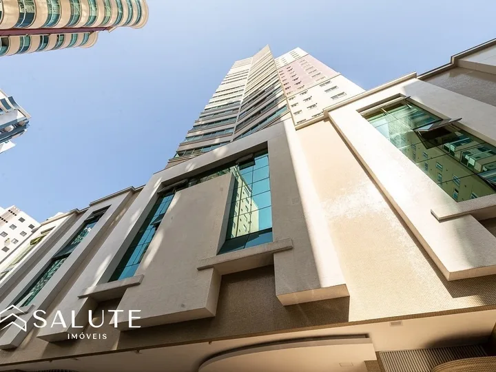 Apartamento à venda anual 3 suítes no Centro