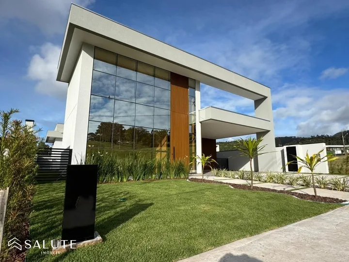 Casa a venda 4 suítes em Camboriú