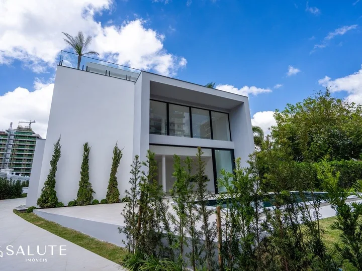 Casa à venda com 5 suítes na Praia Brava