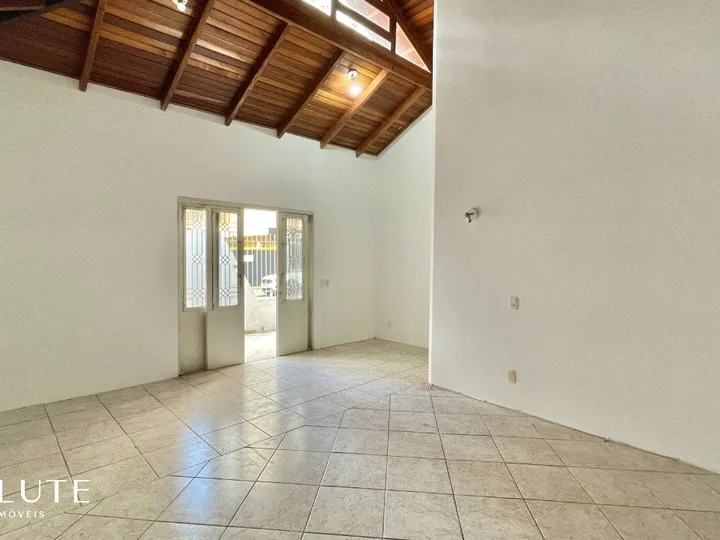 Casa para alugar com 3 suítes em Pioneiros