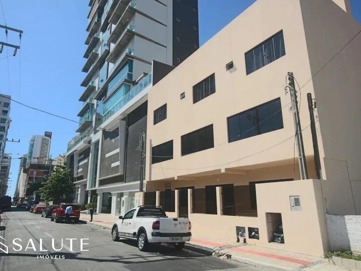 Casa comercial em Meia Praia Itapema