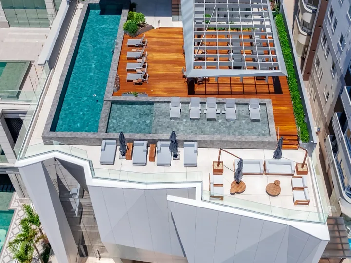 Apartamento a venda com 4 suítes na Barra Sul