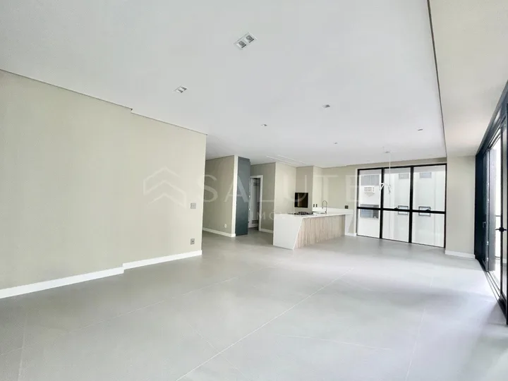 Apartamento à venda 4 suítes na Barra Sul.
