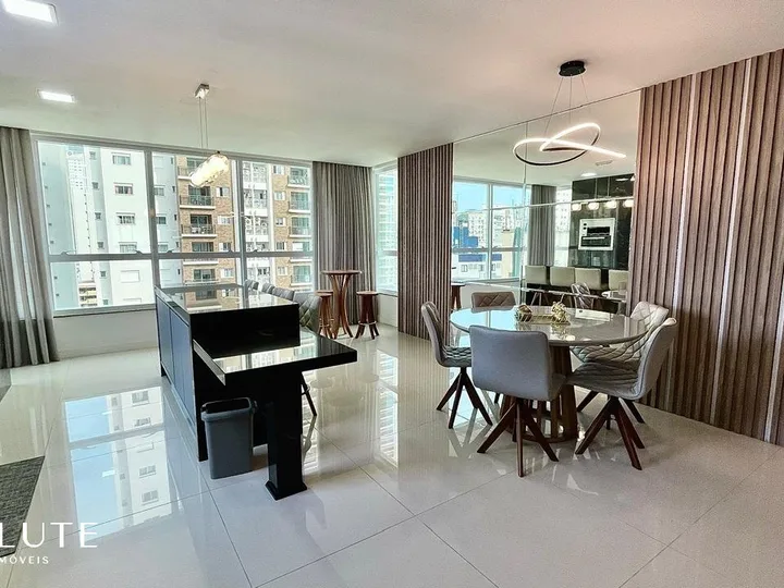 Apartamento à venda 4 suítes na Barra Sul