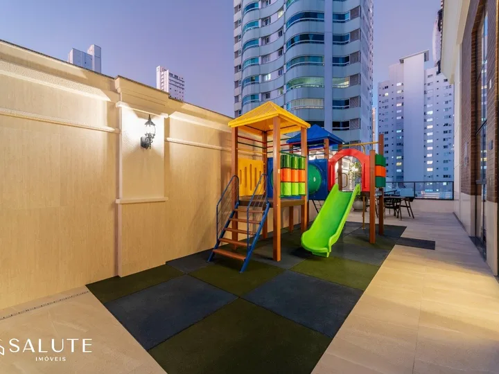 Apartamento á venda com 3 Suítes no Centro.