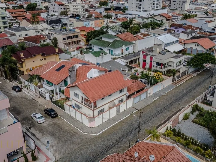 Casa com 4 dormitórios no centro de Balneário