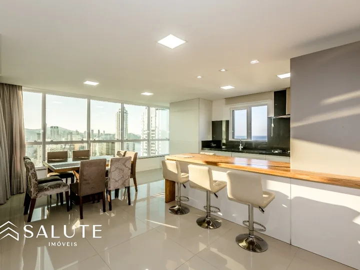 Apartamento Andar Alto com Vista Mar no Centro