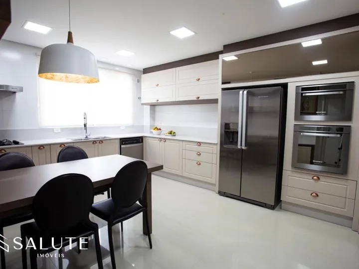 Apartamento á venda com 4 Dormitórios no Centro
