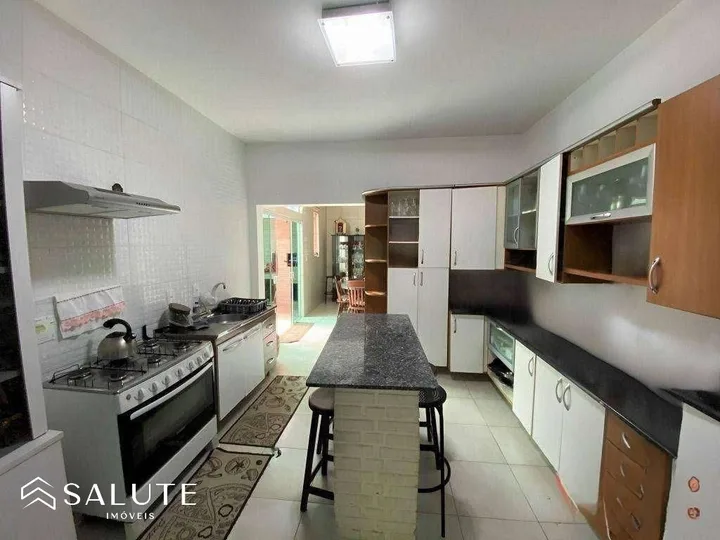 Casa para à venda com 5 dormitórios no Nações