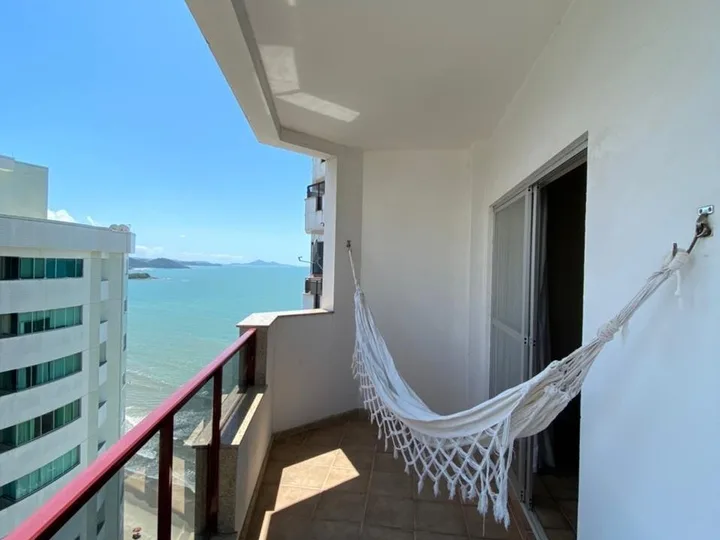 Edifício frente mar, apartamento lateral!